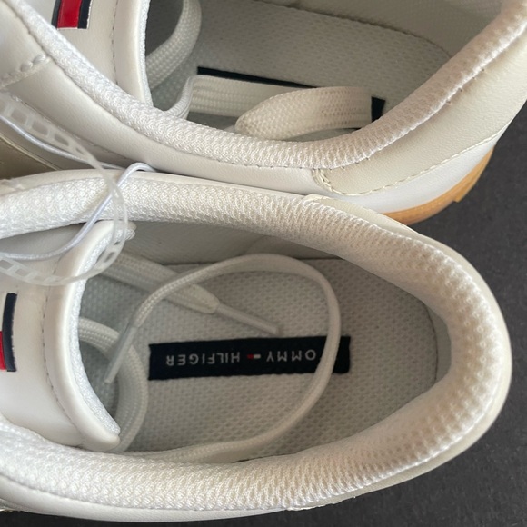 Tommy Hilfiger Lexeih sneaker.  White and Tan - Picture 3 of 4